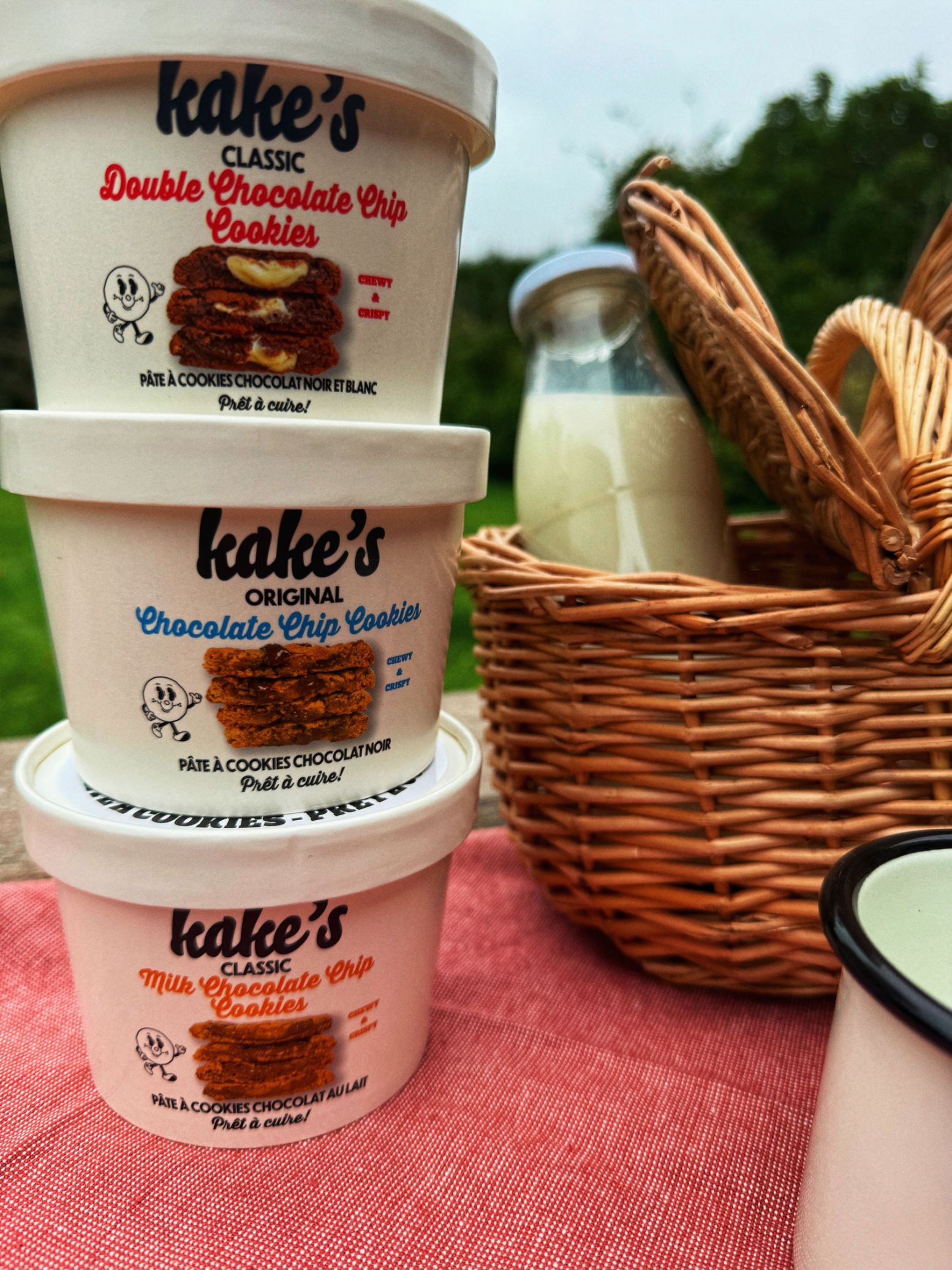 3 goûts pâtes à cookies kake's panier en osier et bouteille de lait