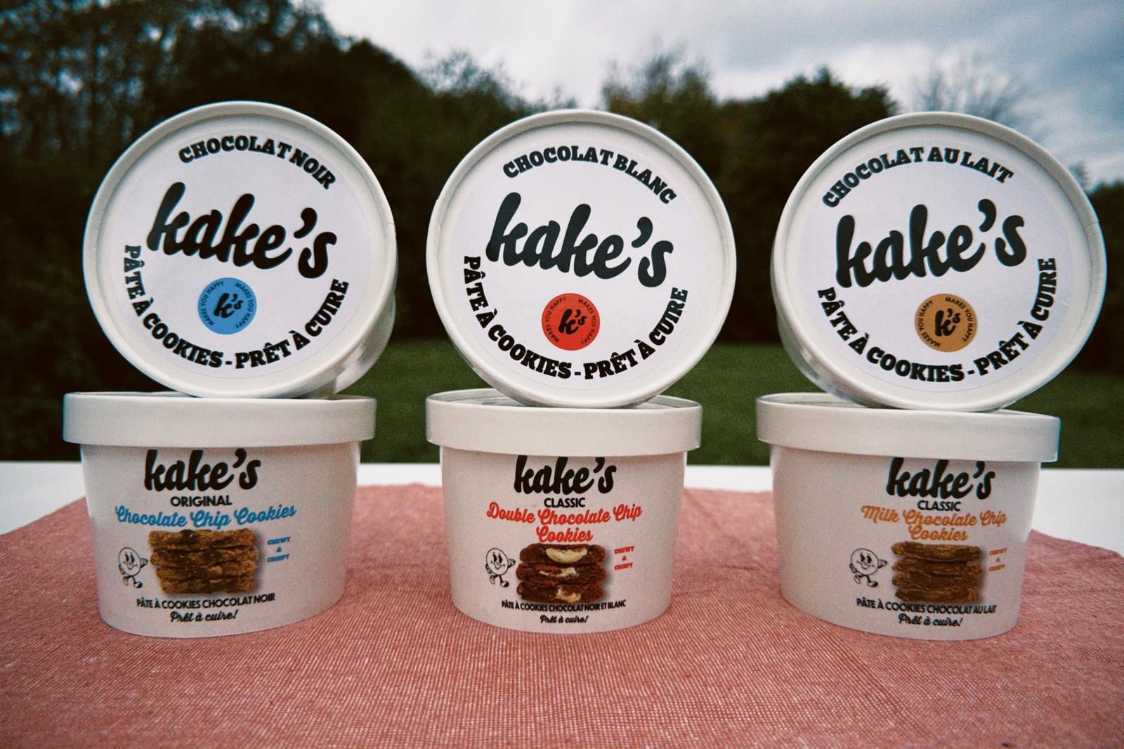 3 goûts de pâtes à cookies kake's sur une nappe à carreaux dans la nature